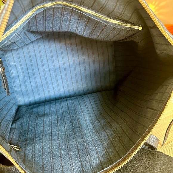 ♦️SOLD♦️ Louis Vuitton Monogram Empreinte Bag - Picture 11 of 16